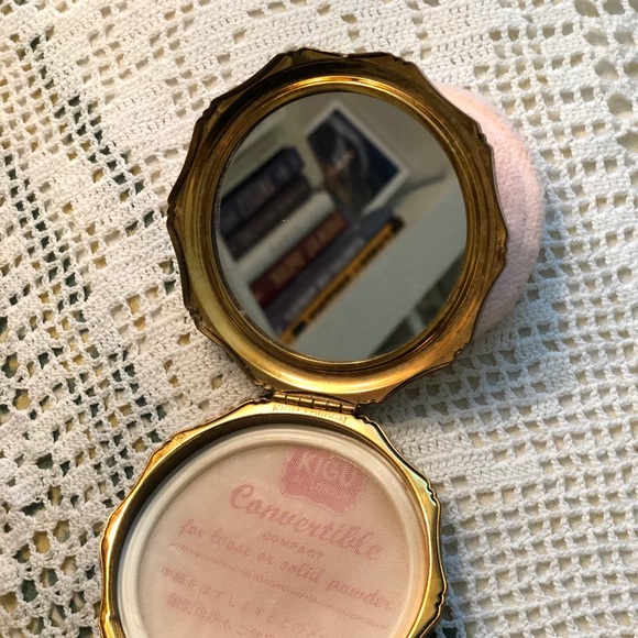Vintage KIGU of London powder compact. - Picture 2 of 5
